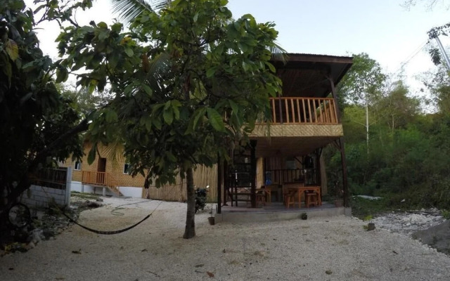 B-hol Huts - Hostel