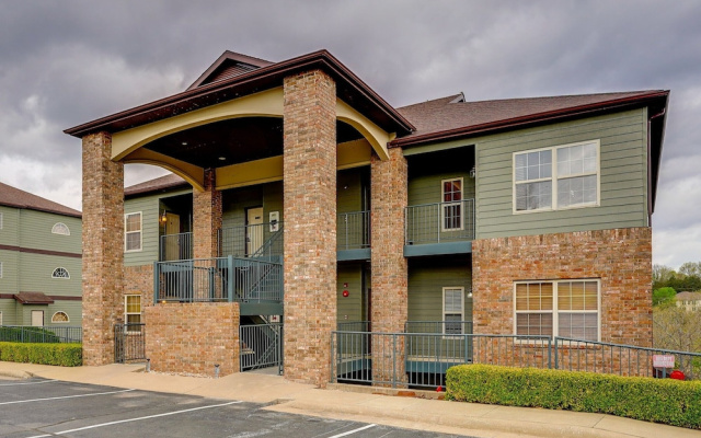 Relax Poolside! Golfers Oasis in Branson West
