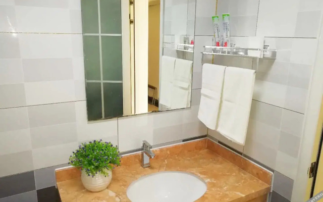 Weihai Jiaqi Hotel (Weihai high speed railway bus terminal store)