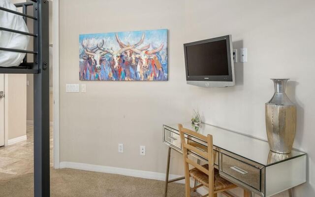 Minnezona Elegant Home w Poolside Retreat