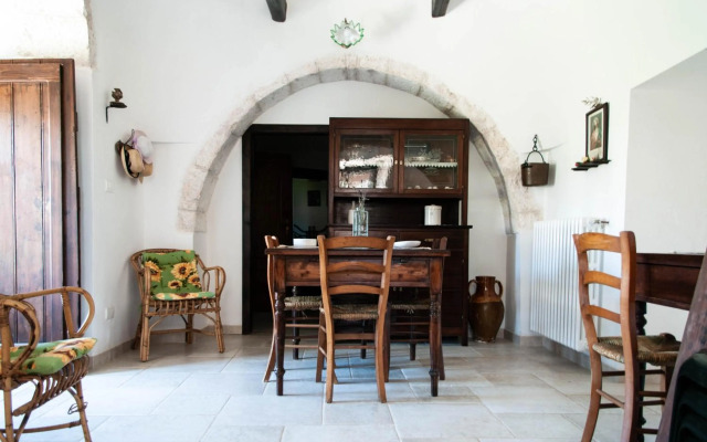 Trulli sul vignale in Masseria Santalachicca