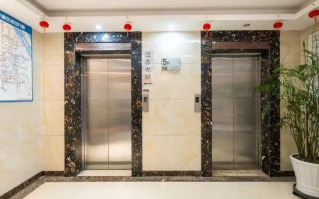 Huayi Hotel (Shanghai Hongqiao Airport Linyi Road Subway Station)