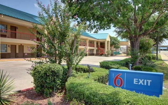 Motel 6 Arlington, TX