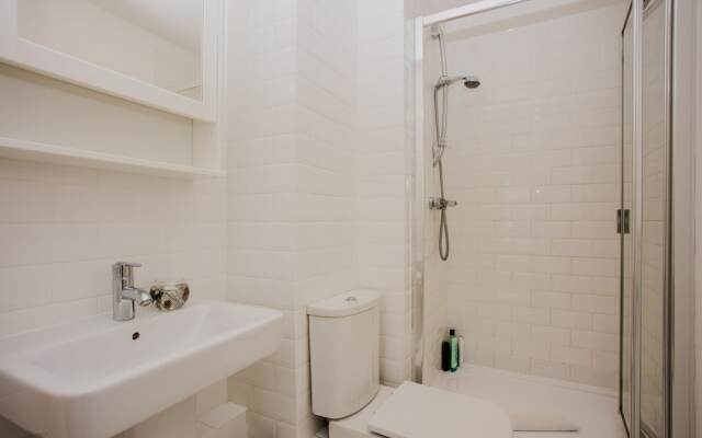 Stunning 2 Bed Home + Balcony Overlooking Thames