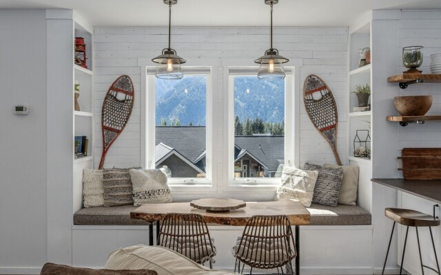 Berg Haus 1 Bedroom Home by NW Comfy Cabins by RedAwning