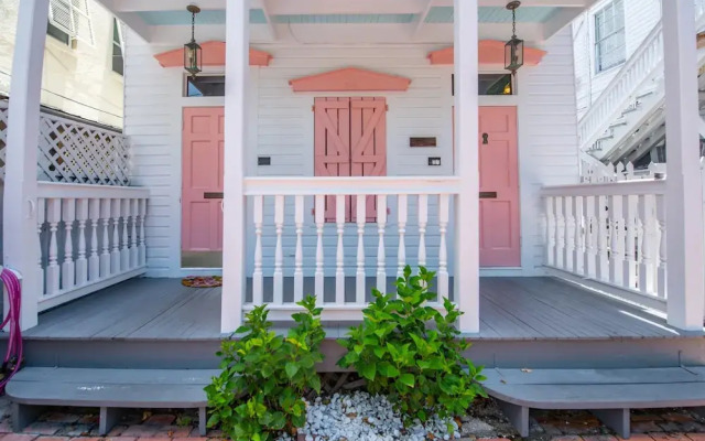New Rose Retreat - Pool Parking