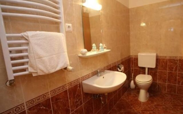 Lelle Park Apartmanház