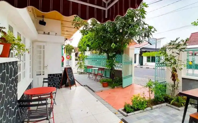 Reisban Coffee Shop and Hostel