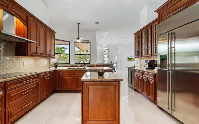 Grand 6BR Plantation Estate w/ Tennis & Pool