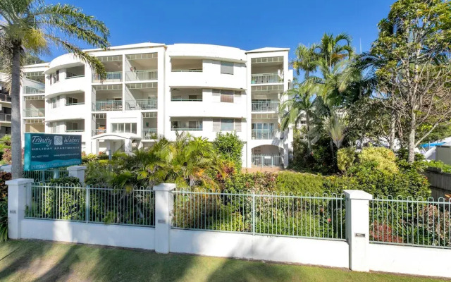 Beachfront Bliss 3-bedroom Apartment with Sea View 4