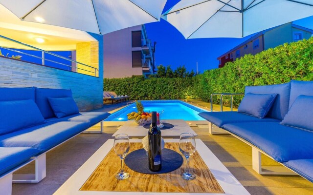 Beautiful Home in Zaton With Wifi and 6 Bedrooms