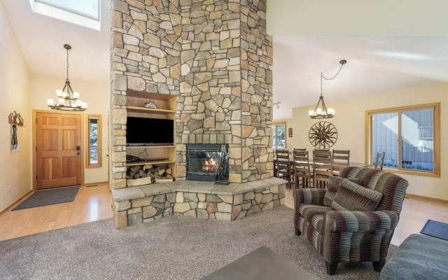 Charming Hot Tub Home Near Sharc