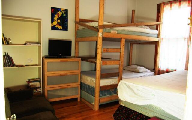 Econo Hostel