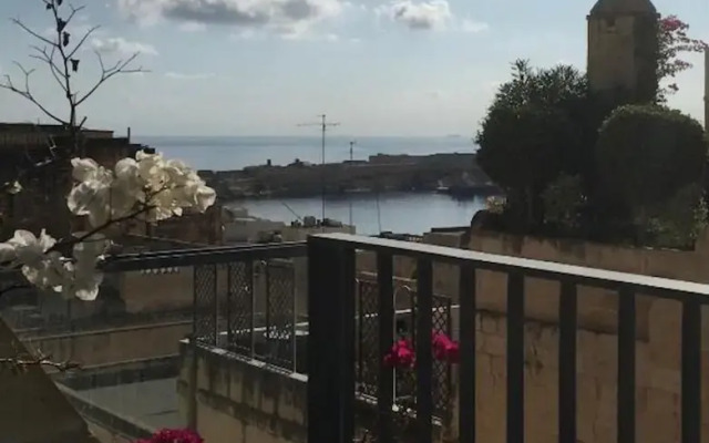 Spacious 1BR Penthouse With a Rooftop Terrace