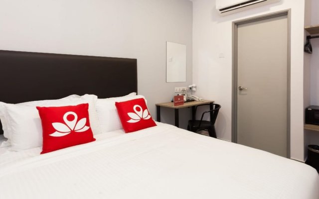 B Lot Hotel by ZEN Rooms