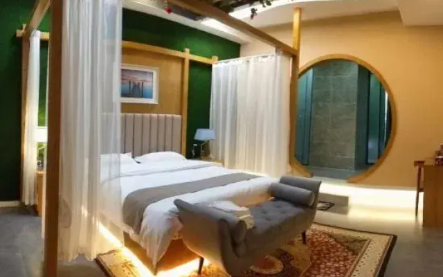 Pingjiang Qihang Theme Hotel