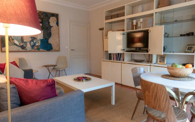 Pelicanstay at Avenue George V Paris