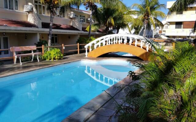 Apartment With 3 Bedrooms in Flic en Flac, With Pool Access, Enclosed