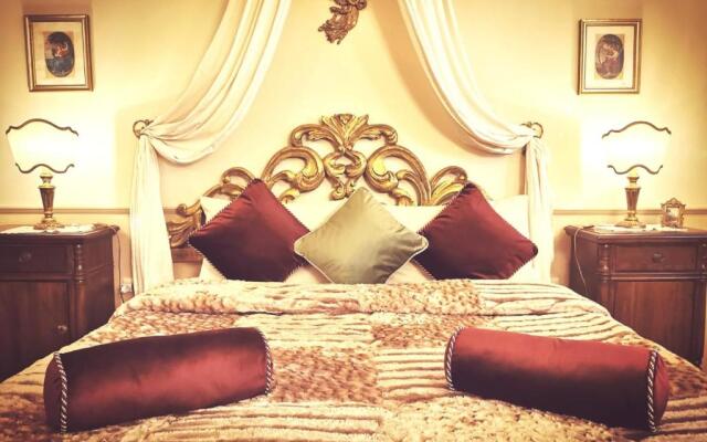 Classic Style Apartment In Center