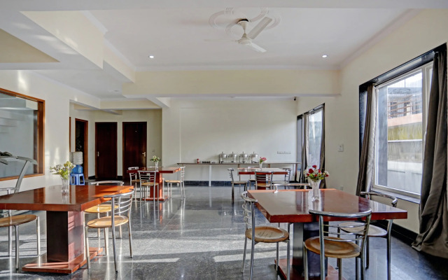 OYO Townhouse 79643 Oyo Townhouse Hotel Merriment Near ISKCON Temple Noida