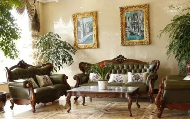 CLOUDS Hotel (Luoping Margaret)