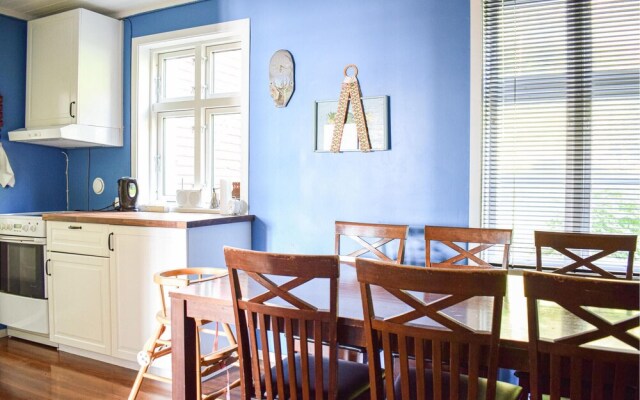 Nice Home in Brekke With Wifi and 5 Bedrooms
