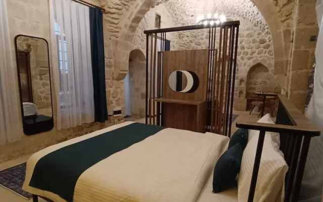 Tugmaner Small House Ajar