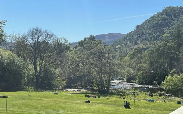 Yurt Retreat - Overlooking the River Blackwater