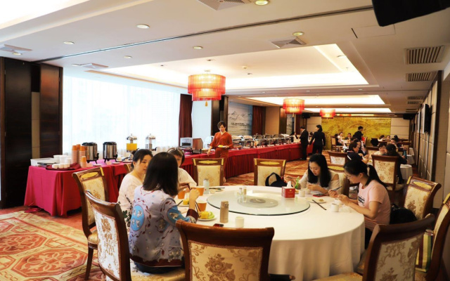 Yijian Holiday Hotel