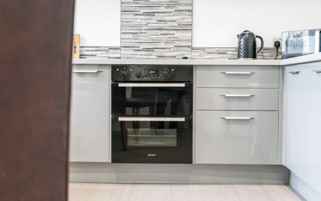 2br-sleeps5-privategarden-freeparking-pets