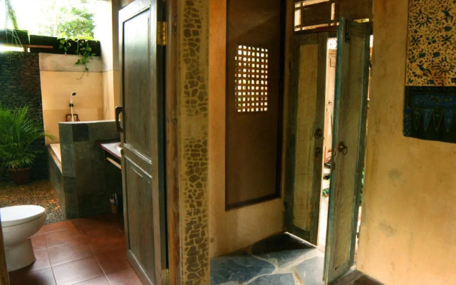 Artist Eco Villa With Wood And Clay