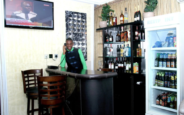 Queensgate Continental Hotel and Suites