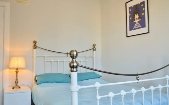 Lovely One Bedroom Flat by the Shore