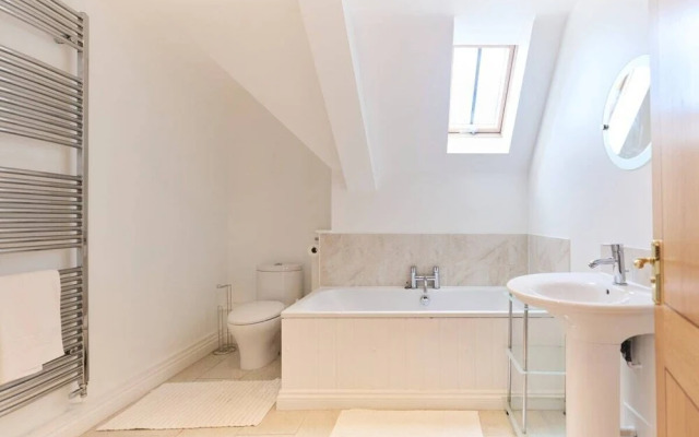 The Bourton-on-the-water Place - Lovely 5bdr House With Parking + Garden
