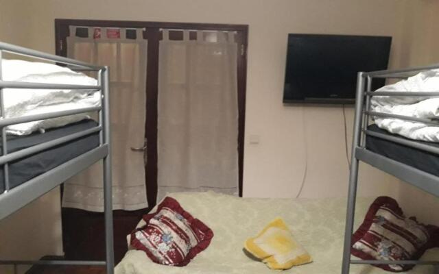 Quarto com 4 camas (Beliches+ 1 Sofá-cama)