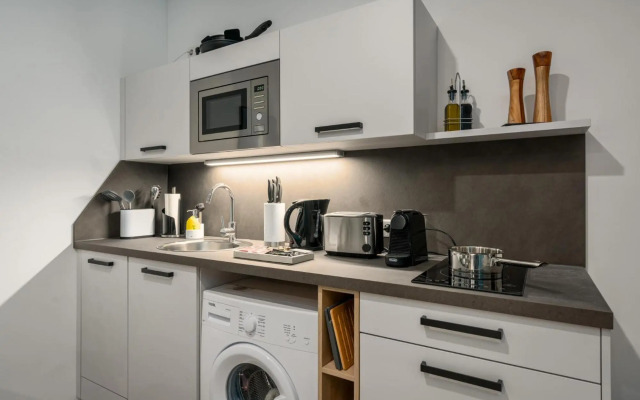 BRIGHT: Stylish & Central - Kitchen - Netflix