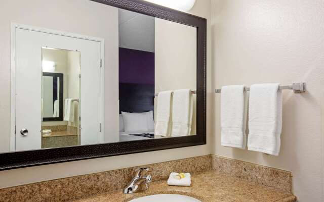 La Quinta Inn & Suites by Wyndham Miami Airport East