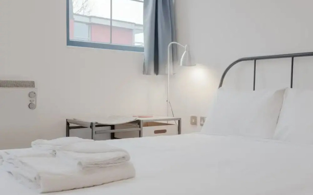 Spacious 2 Bedroom Stoke Newington Flat
