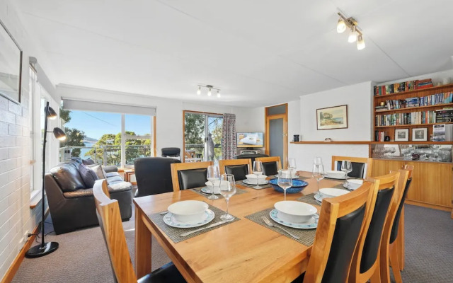 Coningham Beach House - 3 Bedrooms