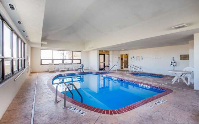 Quality Inn & Suites MidAmerica Industrial Park Area