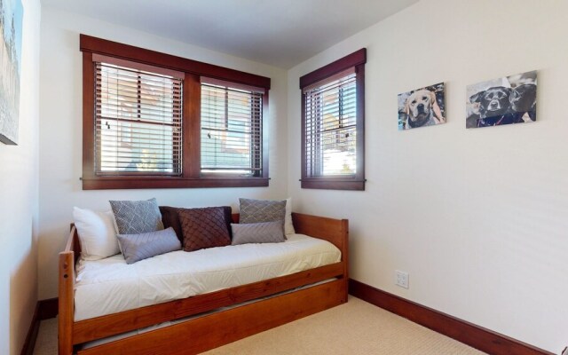 Juniper Crest #25 4 Bedroom Condo by RedAwning