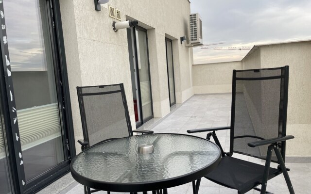 Unique Penthouse Lakeview W19