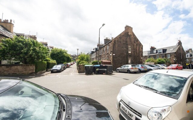 Cute Private Door 2 Bed Apartment on Easter Road