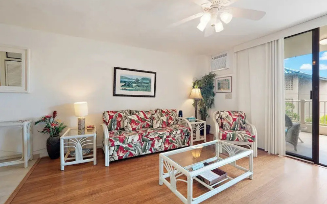 Kona Reef F2 Charming Oceanfront Condo for 4!