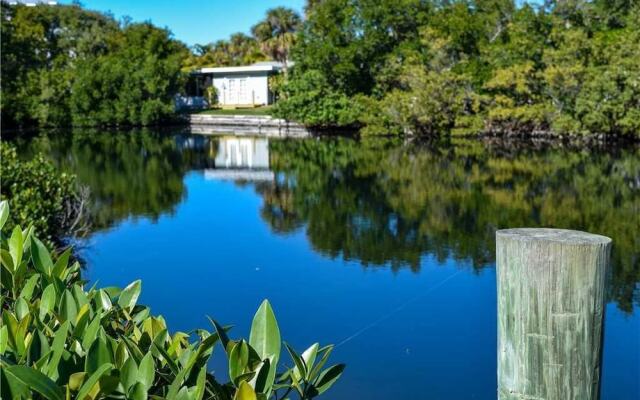 Lakeside Beach House by RedAwning