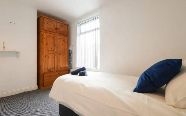House-sleeps8-parking-garden