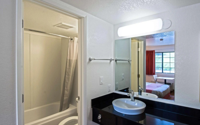 Motel 6 Redding, CA - South