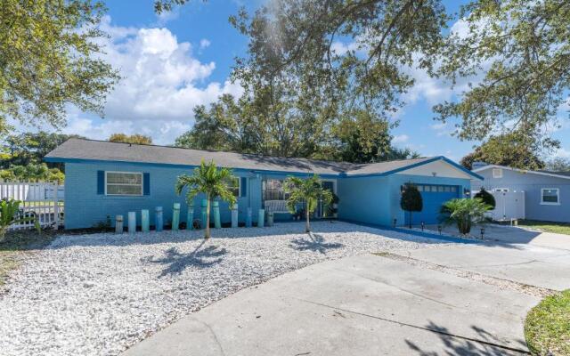 Beautiful home- Private getaway-Heated Pool/Hottub
