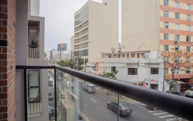 w Modern 2BR w Scenic Balcony Close to Kennedy Park