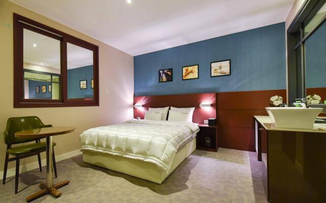 Two Heart Hotel Gimhae Waterpark